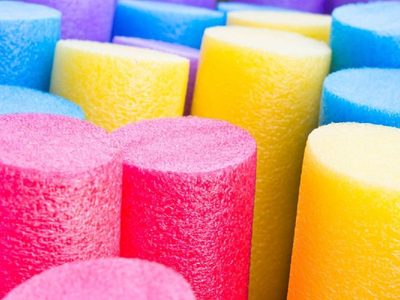 Desempolvá los flotadores rotos de la pileta: creá el florero más original para tu living, como de hotel de lujo