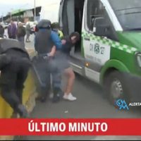 Mujer le arrebata su arma a un policía y dispara durante una transmisión en vivo en TV (Video)