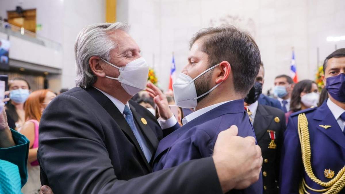 El presidente de Chile, Gabriel Boric, en su asunción junto a su par argentino, Alberto Fernández. Fuente: (Twitter)