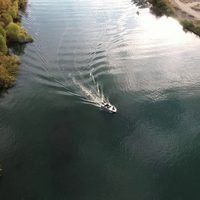 Piden que retiren urgente los neumáticos tirados a orilla del río Limay