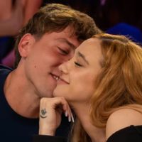 El apasionado beso entre Ángela Torres y Marcos Giles que “rompió” las redes
