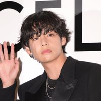 Con uno de sus grandes amigos: la colaboración de V de BTS que ya estableció récords antes de su estreno