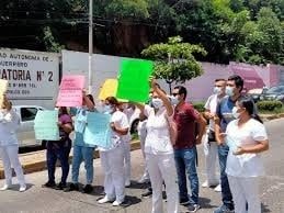 Protestan trabajadores de Hospital del ISSSTE en Pachuca por falta de pagos; policía los repliega