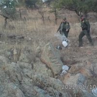 La Patrulla Fronteriza vandaliza ayuda humanitaria para migrantes en desierto de Arizona, denuncian activistas (Video)