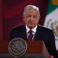 AMLO celebra 25 años del SAT: "Se ha cumplido con el compromiso de no aumentar impuestos"