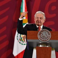 AMLO propone consulta a aficionados tras la trifulca en el estadio de Querétaro