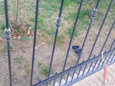 Ladrón artesanal intentó robar luminarias en la casa de una concejala de Centenario
