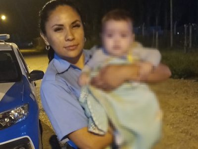 Una mujer policía salvo a un bebé mediante maniobras de RCP