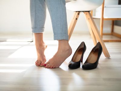 Con agua y una bolsa: el truco viral para agrandar tus zapatos cuando te quedan chicos