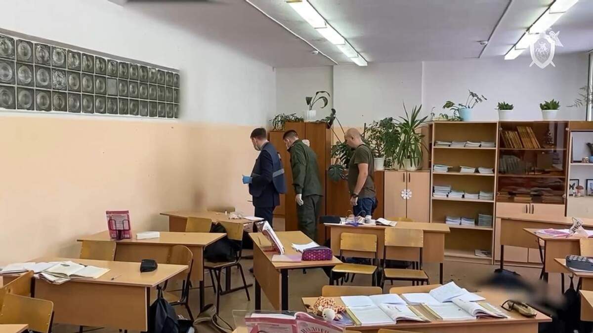 Investigadores revisan el lugar del tiroteo en un salón de clases de una escuela en Bryansk, Rusia