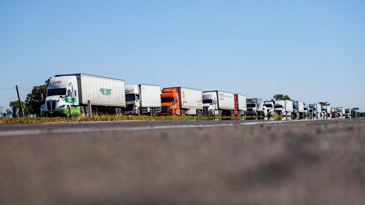 Ante la creciente crisis que enfrenta el campo mexicano, productores agrícolas iniciaron el bloqueo y la toma de las casetas de El Pisal y Costa Rica, ubicadas sobre la autopista Benito Juárez y la carretera Culiacán-Mazatlán, en el municipio de Culiacán