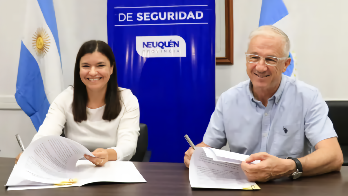 Vanina Merlo, ministra de seguridad, junto al intendente de San Patricio del Chañar, Leandro Bertoya. Fuente: (Twitter)
