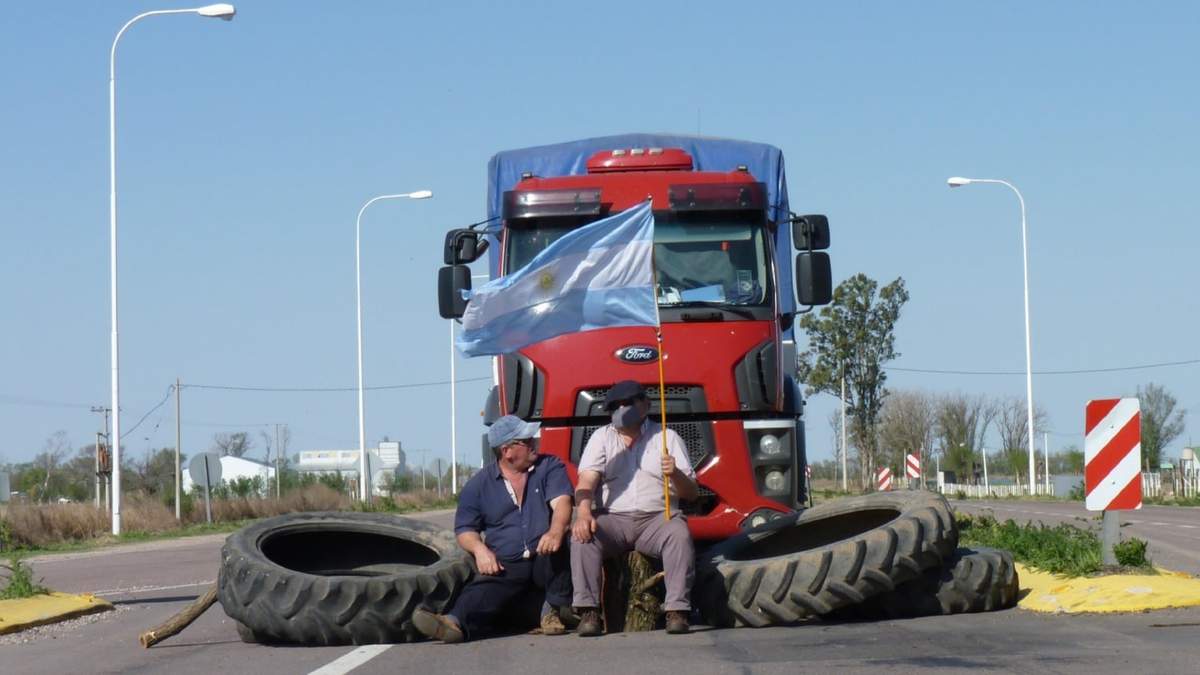 Un camionero embistió su vehículo contra manifestantes en San Luis. Fuente: (Twitter)