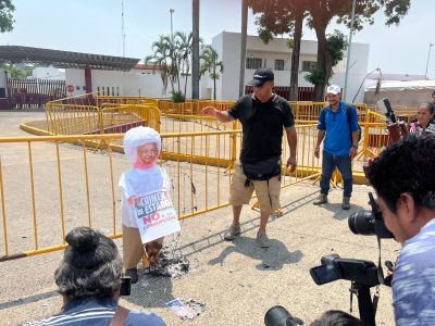 Migrantes queman piñatas de AMLO y Francisco Garduño en Tapachula