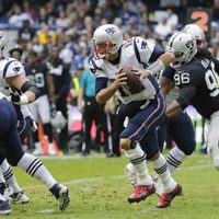 De la mano de Tom Brady, Patriotas apalean a los Raiders en el estadio Azteca