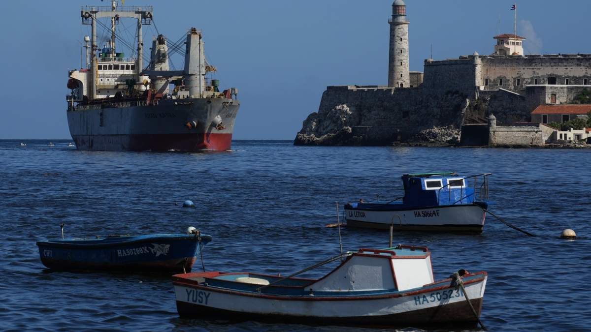 El buque de carga Asian Katra, arriba a la izquierda, llega a la bahía de La Habana en La Habana, Cuba