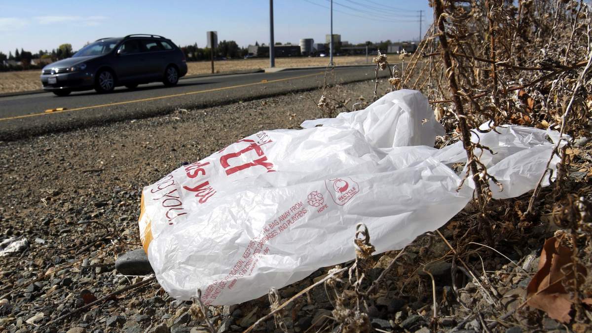 Una bolsa de plástico a un costado de una carretera en Sacramento