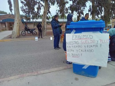 Tercerizados del hospital Natalio Burd levantaron el corte de ruta luego de cobrar su salario