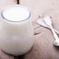 Postre con yogur natural y bajo en calorías: para que el antojo dulce no te cause remordimiento