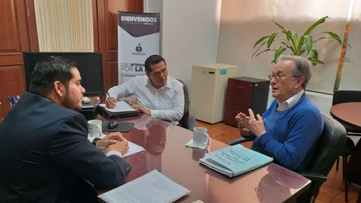 El presidente de la Red Jalisciense de Derechos Humanos (RJDH), Óscar González Garí (der.)