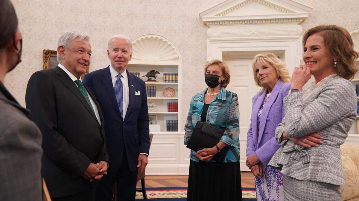 Los mandatarios junto a sus esposas
