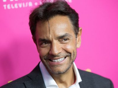 Eugenio Derbez ejemplificó la nueva forma de dar besos con un importante colega