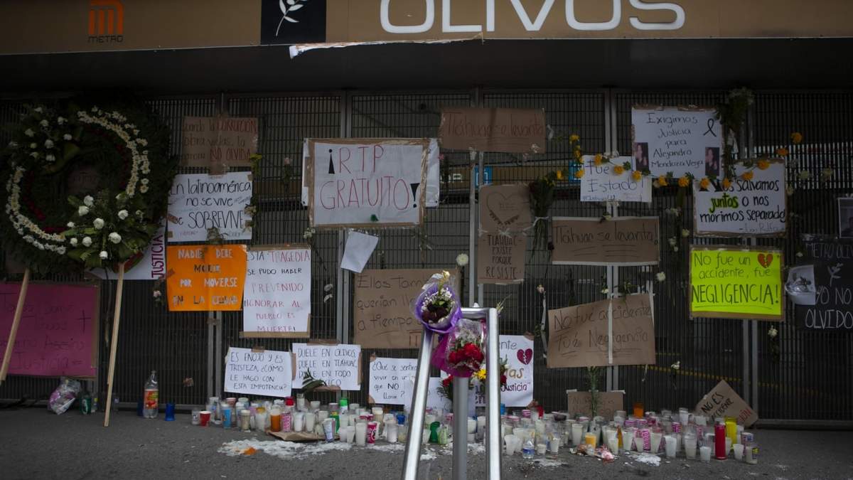 Veladoras, pancartas y una corona de flores en honor a los fallecidos el 3 de mayo de 2021
