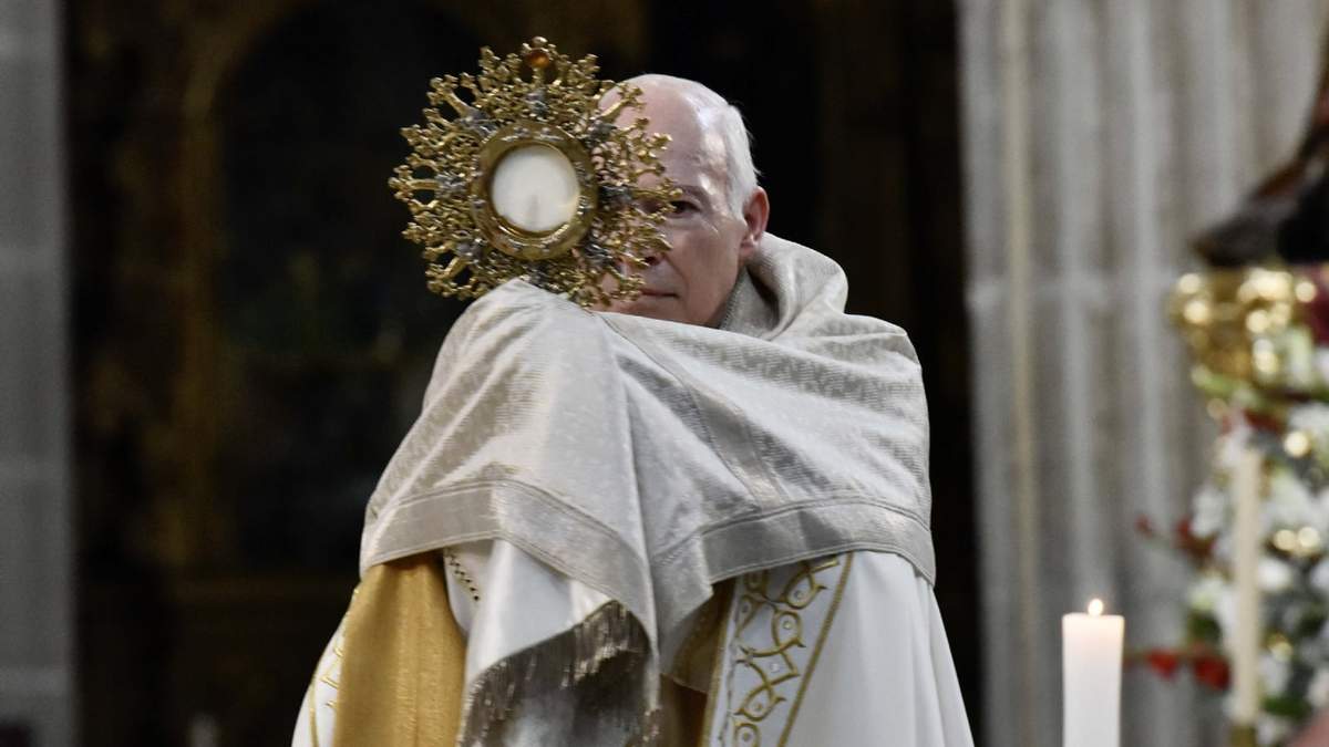 Cardenal Carlos Aguiar Retes, Arzobispo Primado de México, en la Catedral Metropolitana