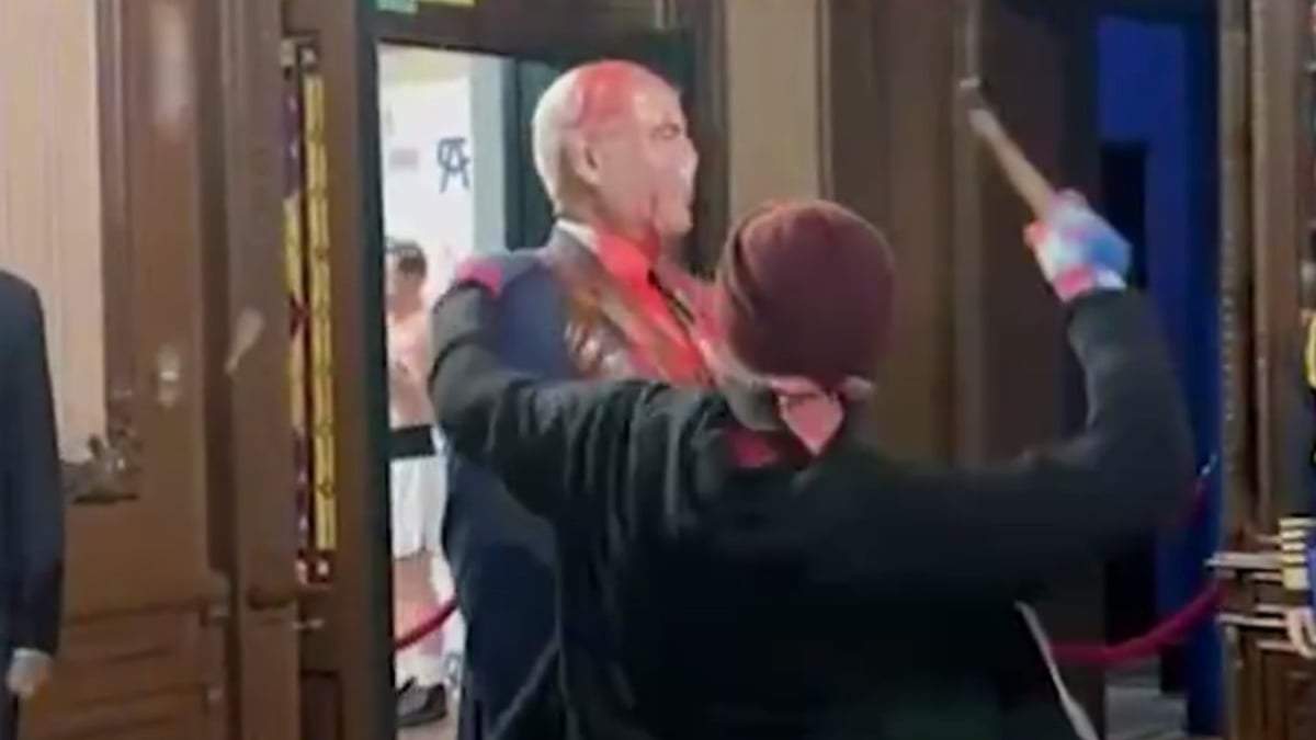 Activista golpea la estatua del primer ministro Benjamín Netanyahu en el Museo de Cera de CDMX