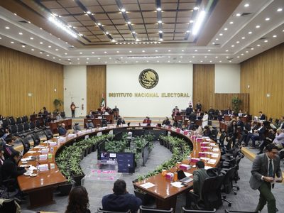 Sin culpables ni sanciones, el INE llama a dejar de repartir “acordeones”