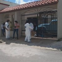 Dejan un cráneo humano sobre un plato enfrente de una casa en Cancún