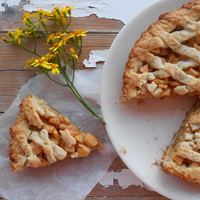 Con 1 tapa de tarta y 1 manzana, hacé esta receta que es la salvación para cuando te toca llevar el postre