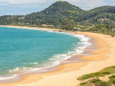 Del choclo a los churros: cuánto cuesta pasar en un día completo de playa en Brasil