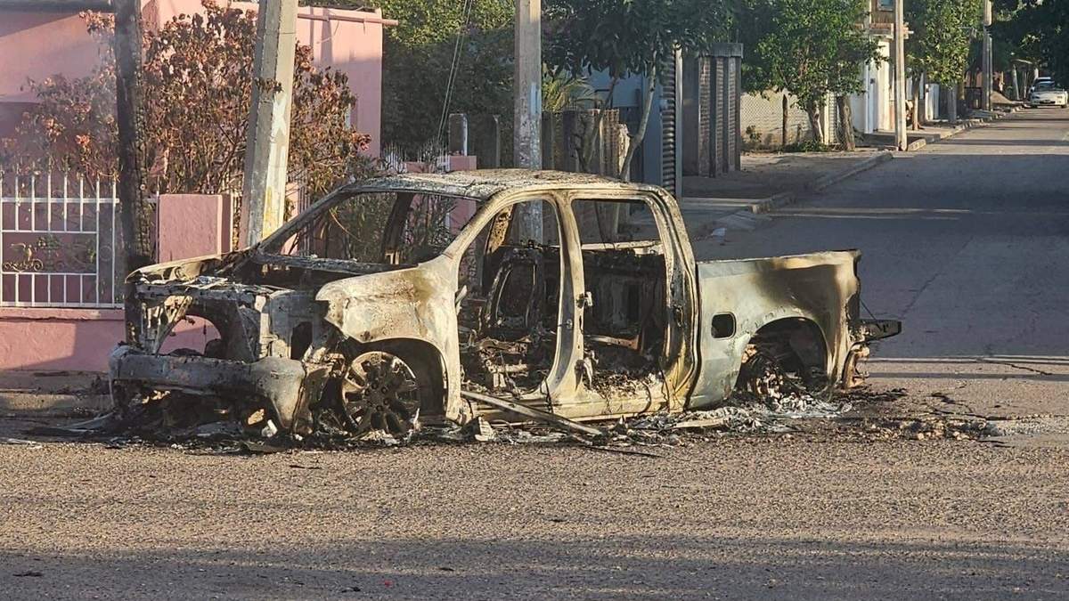 Un vehículo calcinado tras el enfrentamiento en la comunidad El Espinal de Sinaloa