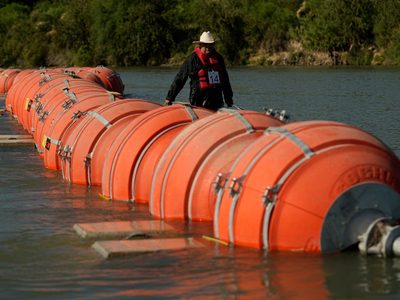 Barrera flotante entre Texas y México puede quedarse por ahora, falla juez