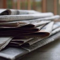 Si tenés papel de diario, no lo tires: mirá cómo crear estos móviles coquetos y muy fáciles para tu pieza