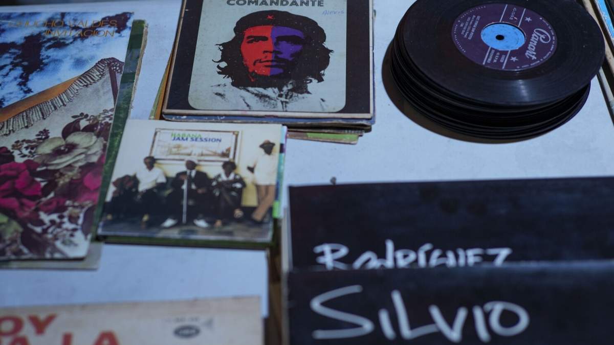 Las carátulas de discos de vinilo se exhiben en la segunda feria anual RPM en La Habana, Cuba