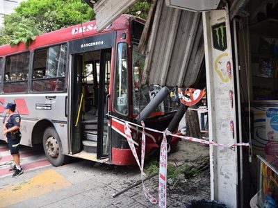 Córdoba: un colectivo se incrustó en una esquina céntrica y estuvo cerca de provocar una tragedia