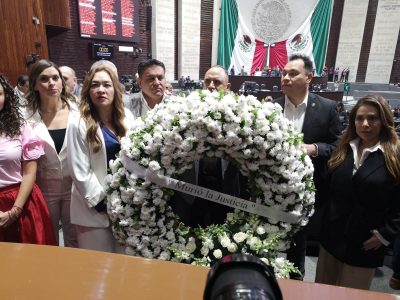 “Murió la justicia”: PRI coloca una corona de flores durante la discusión de leyes secundarias
