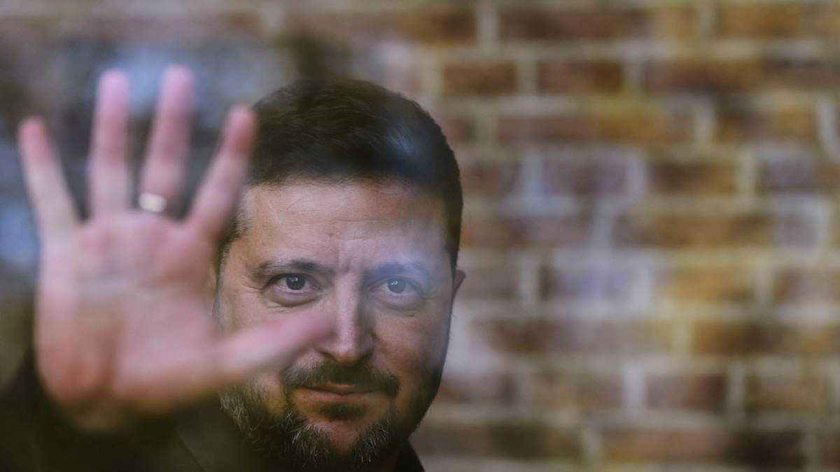 El presidente de Ucrania, Volodymyr Zelenskyy, saluda al otro lado de una ventana tras recibir la Medalla de la Libertad en la ceremonia del Premio Internacional de las Cuatro Libertades en Middelburg, Países Bajos, el jueves 16 de abril de 2026
