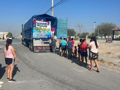 En un jaripeo de Guanajuato recolectan agua embotellada para ayudar a Nuevo León