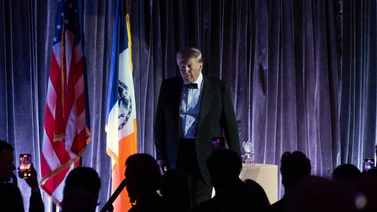 El expresidente Donald Trump deja el escenario durante la gala anual del Club de Jóvenes Republicanos de Nueva York en Cipriani Wall Street, el sábado 9 de diciembre