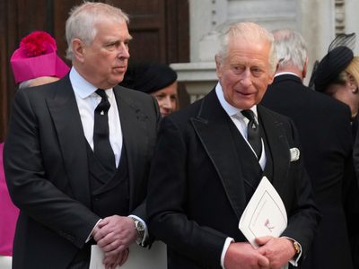 El rey Carlos III retira títulos a príncipe Andrés y lo desaloja de residencia real