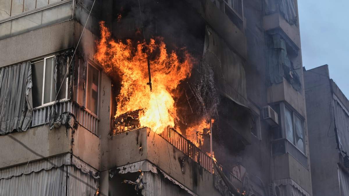 El humo y las llamas se elevan desde un edificio residencial tras un ataque aéreo israelí en el centro de Beirut, Líbano, el miércoles 18 de marzo de 2026