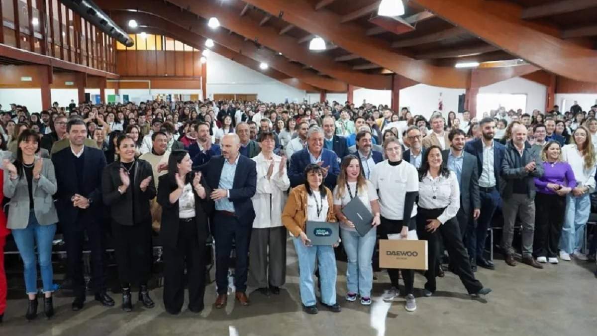 El gobernador presidió el encuentro con casi 700 estudiantes beneficiarios de las becas Gregorio Álvarez en el Espacio Duam. Fuente: (Neuquén Informa)