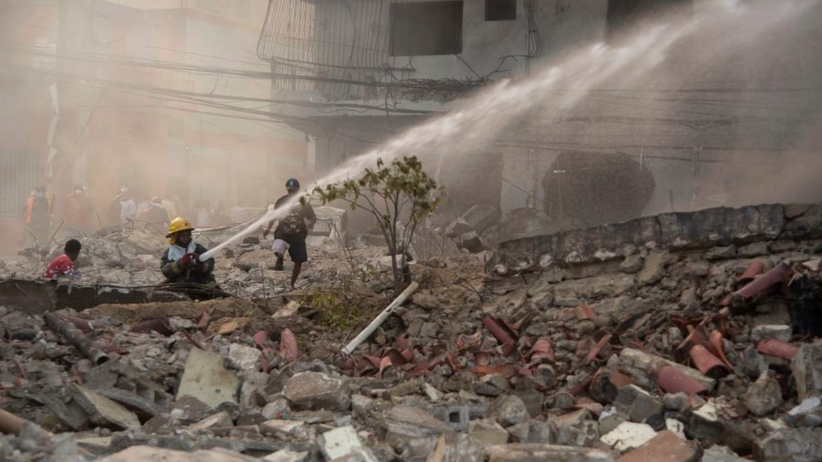 Bomberos apagan un incendio después de la explosión en San Cristóbal