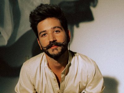A puro dolor: Camilo Echeverry compartió el backstage de su tatuaje y da una muestra más de amor