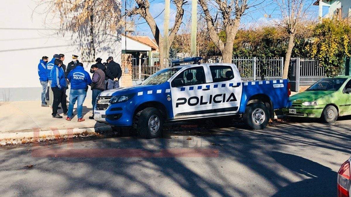 Móvil de la Policía de Neuquén en Plottier. Fuente: (Twitter)