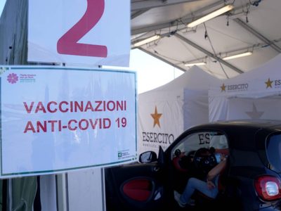 Insólito: un hombre fue a vacunarse con un brazo de silicona en Italia para tener el pase sanitario