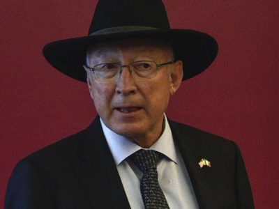 Ken Salazar ruega a la Virgen de Guadalupe por la Cumbre de las Américas y la relación México-EU